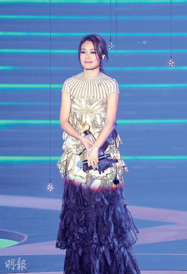容祖兒昨晚捧走4個獎成為女歌手大贏家。（攝影：鍾偉茵、孫華中、陳釗）張敬軒獲頒「全國最佳男歌手獎」時稱十分意外。（攝影：鍾偉茵、孫華中、陳釗）吳業坤再次贏得新人金獎，成為「大滿貫」新人王。（攝影：鍾偉茵、孫華中、陳釗）C AllStar跟容祖兒、陳奕迅睇齊，共獲頒4個獎。（攝影：鍾偉茵、孫華中、陳釗）林子祥從太太葉蒨文手中接過「名人堂」獎座。（攝影：鍾偉茵、孫華中、陳釗）麥浚龍、謝安琪合唱的《羅生門》獲頒「全球華人至尊金曲獎」。（攝影：鍾偉茵、孫華中、陳釗）