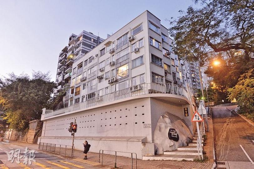 樓齡達半世紀的九龍塘翠亨園,一伙面向歌和老街的低層E室,業主已破產,單位現時淪為銀主盤,開價1500萬元。(馮凱鍵攝) 樓齡達半世紀的九龍塘翠亨園,一伙面向歌和老街的低層E室,業主已破產,單位現時淪為銀主盤,開價1500萬元。(馮凱鍵攝)