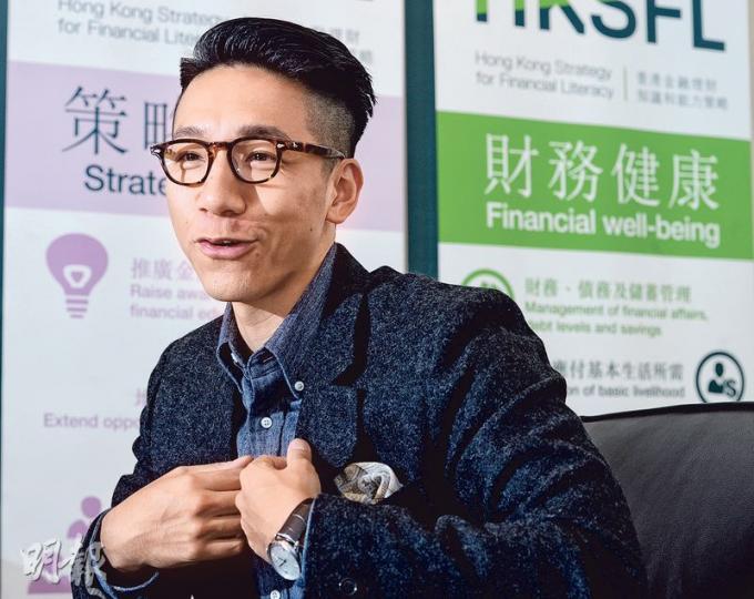 柳俊江透露,在大學時申請信用卡後,消費習慣逐漸形成,在畢業時拖欠卡數約萬多元,由於當時2003年香港發生SARS,經濟環境不好,人工又低,所以用了一兩年時間才還清卡數。(劉焌陶攝) 柳俊江透露,在大學時申請信用卡後,消費習慣逐漸形成,在畢業時拖欠卡數約萬多元,由於當時2003年香港發生SARS,經濟環境不好,人工又低,所以用了一兩年時間才還清卡數。(劉焌陶攝)