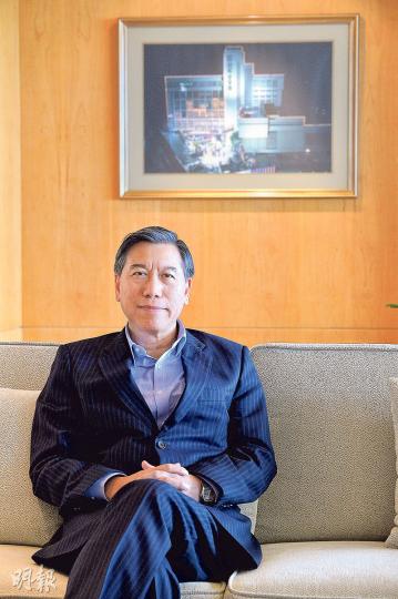 面對盈利及收視下滑,無綫集團行政總裁李寶安透露無綫將在今年3月推出網上OTT平台myTV Super,迎戰網絡電視台挑戰。他相信無綫短期內可維持本地電視業「一哥」地位,但長遠「唔敢講」。(馮凱鍵攝) 面對盈利及收視下滑,無綫集團行政總裁李寶安透露無綫將在今年3月推出網上OTT平台myTV Super,迎戰網絡電視台挑戰。他相信無綫短期內可維持本地電視業「一哥」地位,但長遠「唔敢講」。(馮凱鍵攝)