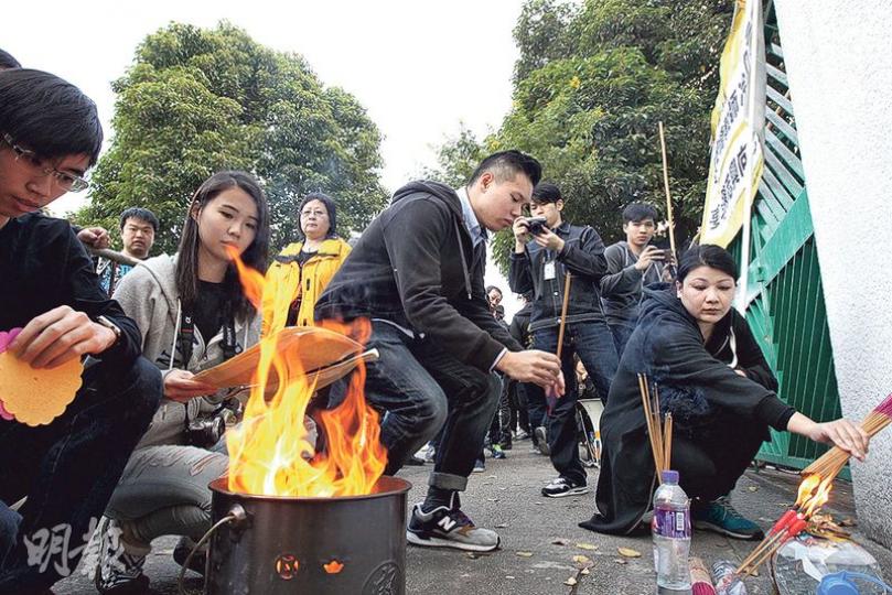 一班本土派噚日去培僑中學燒衣紙抗議,話要致祭前日發現行山意外身亡嘅本土派成員蔡維益。(李紹昌攝) 一班本土派噚日去培僑中學燒衣紙抗議,話要致祭前日發現行山意外身亡嘅本土派成員蔡維益。(李紹昌攝)