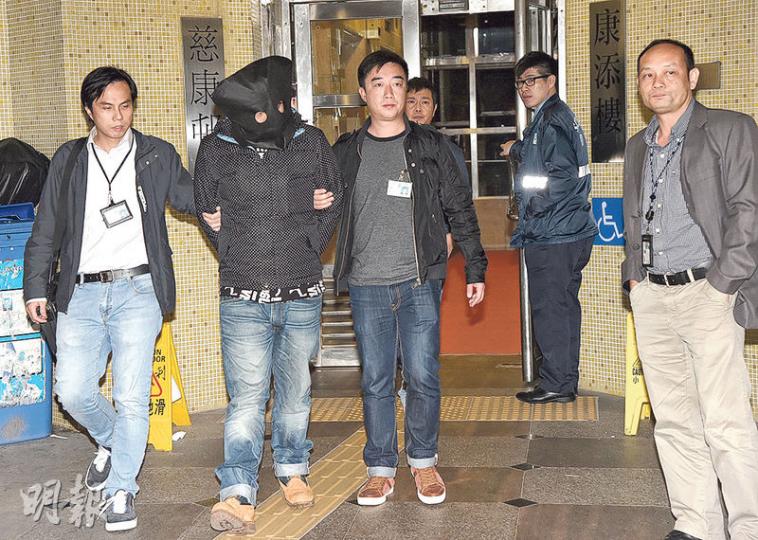 重案組探員將涉案男司機黑布蒙頭,押返慈康邨康潻樓寓所蒐證,其後再帶返警署扣查。(蔡方山攝) 重案組探員將涉案男司機黑布蒙頭,押返慈康邨康潻樓寓所蒐證,其後再帶返警署扣查。(蔡方山攝)