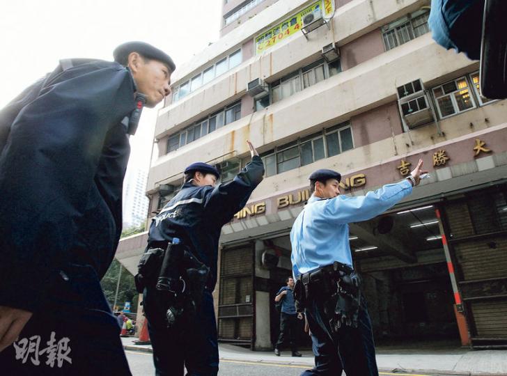 警方昨派出約30名軍裝及便裝探員,到銅鑼灣書店負責人李波失蹤前最後現身的柴灣港鐵站對出工廈向巿民查詢,追查李失蹤時段內有沒有人目擊與案件有關情况。(李紹昌攝) 警方昨派出約30名軍裝及便裝探員,到銅鑼灣書店負責人李波失蹤前最後現身的柴灣港鐵站對出工廈向巿民查詢,追查李失蹤時段內有沒有人目擊與案件有關情况。(李紹昌攝)