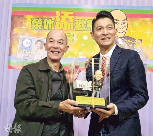 劉德華（右）向李添勝送上Q版figure，賀對方正式退休。（微博圖片）鄧萃雯（左起）自薦與添哥合作，因而促成了跟黎耀祥合演的《巾幗梟雄》。（微博圖片）李添勝（左）自言已68歲，在無綫工作48年，若再拍劇身體未必應付得來，退休後會多陪太太去旅遊。（攝影：孫華中）曾勵珍覺得做事並非用口講，而是看作品，也不是幾高級、幾低級的問題。（攝影：孫華中）