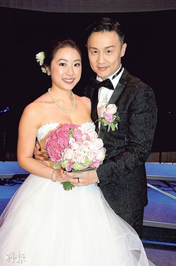 53歲鄭敬基與圈外女友麥曉安昨日舉行婚禮。（攝影：鍾偉茵）錢嘉樂與老婆湯盈盈及大女、梁靖琪、潘嘉德齊齊賀鄭敬基。（攝影：鍾偉茵）鄭敬基跟新娘挽手進場時跟崔建邦握手，兩人表情搞笑。（攝影：鍾偉茵）鄭敬基與Angie昨日簽紙結婚，承諾共度餘生。（攝影：鍾偉茵）鄭敬基一對仔女來見證爸爸結婚。（攝影：鍾偉茵）