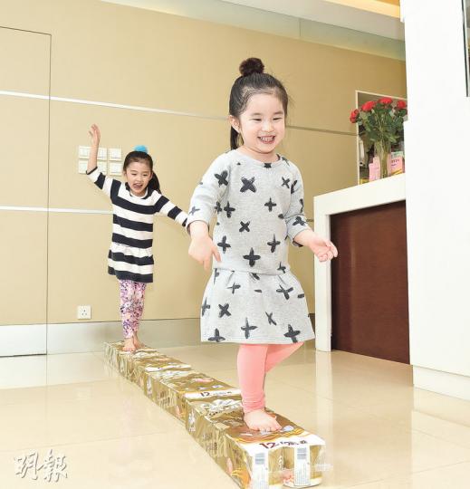 原來家中隨手可找到的廁紙都可以成為小朋友樂上半天的玩具。（陳淑安攝）余啟賢（薯仔爸爸） （陳淑安攝）(1)平衡陣 （陳淑安攝）(2)廁紙塔 （陳淑安攝）(3)玩保齡 （陳淑安攝）(4)舉啞鈴 （陳淑安攝）（陳淑安攝）(5)廁紙畫 （陳淑安攝）（陳淑安攝）(6)大花臉 （陳淑安攝）（陳淑安攝）