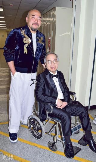 坐輪椅的盧國沾獲粉絲黃偉文主動推他進錄影廠。(攝影:梁迺楠)汪明荃風騷送香吻。(攝影:梁迺楠)許廷鏗(左)與吳若希開心有機會合唱沾Sir經典作品《人在旅途灑淚時》。(攝影:梁迺楠)盧國沾、汪明荃、黃偉文、葉振棠、鄭丹瑞、許廷鏗、吳若希及區瑞強等錄影《樂壇詞聖盧國沾》。(攝影:梁迺楠) 坐輪椅的盧國沾獲粉絲黃偉文主動推他進錄影廠。(攝影:梁迺楠)汪明荃風騷送香吻。(攝影:梁迺楠)許廷鏗(左)與吳若希開心有機會合唱沾Sir經典作品《人在旅途灑淚時》。(攝影:梁迺楠)盧國沾、汪明荃、黃偉文、葉振棠、鄭丹瑞、許廷鏗、吳若希及區瑞強等錄影《樂壇詞聖盧國沾》。(攝影:梁迺楠)