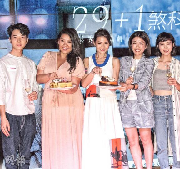 彭秀慧、蔡瀚億及賴慰玲齊齊為欣宜及周秀娜補祝生日。(攝影鎅O者:柯美、林祖傑) 彭秀慧、蔡瀚億及賴慰玲齊齊為欣宜及周秀娜補祝生日。(攝影鎅O者:柯美、林祖傑)