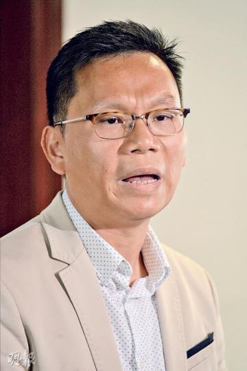 民建聯立法會議員陳恒鑌（圖）被指妻子於3月在廣華醫院分娩時獲「特事特辦」，有關網上留言昨早出現後，他昨午即在立法會見記者回應事件，批評傳言失實，強調一切安排由醫院負責，又稱事件對其家人造成心理壓力。（楊柏賢攝）廣華醫院安排民建聯陳恒鑌太太入住單人病房，但否認這是對陳作出特別優待。圖為廣華醫院東翼的婦產科病房。（楊柏賢攝）
