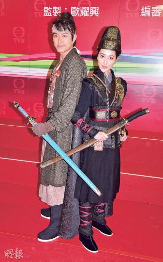 蕭正楠(左)與陳凱琳為古裝新劇《翻生武林》試造型,後者扮高級錦衣衛與前者有感情線。(攝影:梁迺楠)黃智賢自言已做好工夫防中暑,實行跟大熱天死過。(攝影:梁迺楠)蝦頭(左)及泰臣一身小龍女與楊過造型,角色名又叫「小龍姑」及「謝過」,擺明是搞笑版《神鵰俠侶》。(攝影:梁迺楠) 蕭正楠(左)與陳凱琳為古裝新劇《翻生武林》試造型,後者扮高級錦衣衛與前者有感情線。(攝影:梁迺楠)黃智賢自言已做好工夫防中暑,實行跟大熱天死過。(攝影:梁迺楠)蝦頭(左)及泰臣一身小龍女與楊過造型,角色名又叫「小龍姑」及「謝過」,擺明是搞笑版《神鵰俠侶》。(攝影:梁迺楠)