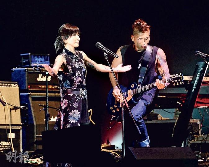 盧巧音與老公Sammy同台演唱偶像Beyond歌曲。(攝影:鍾偉茵)周啓生演繹故友家駒的經典歌曲。(攝影:鍾偉茵) 盧巧音與老公Sammy同台演唱偶像Beyond歌曲。(攝影:鍾偉茵)周啓生演繹故友家駒的經典歌曲。(攝影:鍾偉茵)