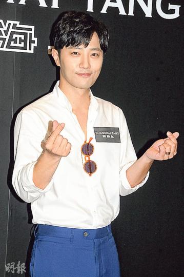 韓星晉久來港出席活動,在台上拍照時大擺心心手勢冧粉絲。(攝影﹕孫華中)Jessica C.產後首度復工,身穿貼身旗袍的她身形圓潤仍未收身。(攝影﹕孫華中) 韓星晉久來港出席活動,在台上拍照時大擺心心手勢冧粉絲。(攝影﹕孫華中)Jessica C.產後首度復工,身穿貼身旗袍的她身形圓潤仍未收身。(攝影﹕孫華中)