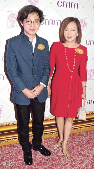 林作昨晚與母親Lily Wong結伴出席晚宴,兩母子對答風趣。(攝影﹕孫華中)剛路過的趙雪英笑指世侄林作抵死。(攝影﹕孫華中) 林作昨晚與母親Lily Wong結伴出席晚宴,兩母子對答風趣。(攝影﹕孫華中)剛路過的趙雪英笑指世侄林作抵死。(攝影﹕孫華中)