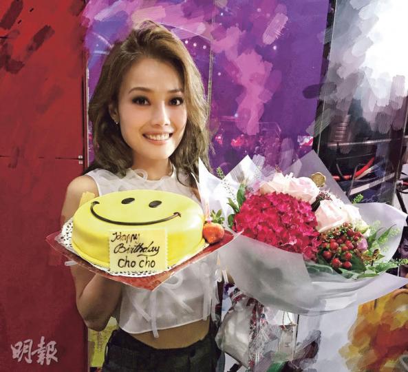 容祖兒捧着蛋糕、拿着鮮花,開心慶祝36歲牛一。(微博圖片)容祖兒將自己加工成戴圓框眼鏡的「豐唇」天后。(微博圖片) 容祖兒捧着蛋糕、拿着鮮花,開心慶祝36歲牛一。(微博圖片)容祖兒將自己加工成戴圓框眼鏡的「豐唇」天后。(微博圖片)