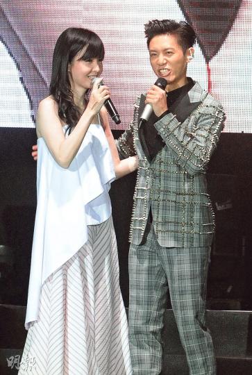 韋禮安(右)前晚在港舉行演唱會,邀得「女神中的女神」周慧敏做嘉賓。(攝影:孫華中)Vivian自言不介意別人跟她說從小聽她的歌長大。(攝影:孫華中) 韋禮安(右)前晚在港舉行演唱會,邀得「女神中的女神」周慧敏做嘉賓。(攝影:孫華中)Vivian自言不介意別人跟她說從小聽她的歌長大。(攝影:孫華中)