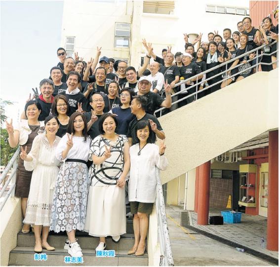 完成MV拍攝後,彭羚、陳秋霞及林志美跟一眾工作人員合照留念。(攝影﹕孫華中)彭羚(左起)、陳秋霞及林志美三位同校的師姐師妹獻聲回饋母校。(攝影﹕孫華中) 完成MV拍攝後,彭羚、陳秋霞及林志美跟一眾工作人員合照留念。(攝影﹕孫華中)彭羚(左起)、陳秋霞及林志美三位同校的師姐師妹獻聲回饋母校。(攝影﹕孫華中)
