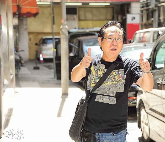 一早到尖沙嘴排隊的余先生,幫太太買到靚位置,難怪表現興奮。(攝影鎅O者:陳釗)丘女士成功幫仔女購買6張980元的門票,真是廿四孝媽咪。(攝影鎅O者:陳釗) 一早到尖沙嘴排隊的余先生,幫太太買到靚位置,難怪表現興奮。(攝影鎅O者:陳釗)丘女士成功幫仔女購買6張980元的門票,真是廿四孝媽咪。(攝影鎅O者:陳釗)