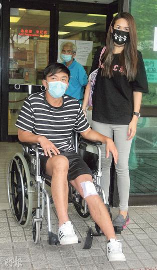 莊思明接到男友受傷消息即時趕抵醫院照料,並安排男友轉往九龍城私家醫院接受治療。(攝影﹕劉永銳、黃梓烜)楊明騎電單車拍攝一場救人戲,拍之前試位多次也無事,不料正式拍攝即發生意外。(攝影﹕劉永銳、黃梓烜)楊明出事後劇組即時暫停拍攝,楊明左膝蓋重創要坐在椅上等待救護車到場。(攝影﹕劉永銳、黃梓烜)楊明左膝傷口出現一個如子彈般大的窿,傷口深至見骨。(攝影﹕劉永銳、黃梓烜)救護人員趕至,送楊明到大埔醫院。(攝影﹕劉永銳、黃梓烜)莊思明戴上口罩仍見一臉愁容,楊明女友擔心,情深拖着對方的手。(攝影﹕劉永銳、黃 莊思明接到男友受傷消息即時趕抵醫院照料,並安排男友轉往九龍城私家醫院接受治療。(攝影﹕劉永銳、黃梓烜)楊明騎電單車拍攝一場救人戲,拍之前試位多次也無事,不料正式拍攝即發生意外。(攝影﹕劉永銳、黃梓烜)楊明出事後劇組即時暫停拍攝,楊明左膝蓋重創要坐在椅上等待救護車到場。(攝影﹕劉永銳、黃梓烜)楊明左膝傷口出現一個如子彈般大的窿,傷口深至見骨。(攝影﹕劉永銳、黃梓烜)救護人員趕至,送楊明到大埔醫院。(攝影﹕劉永銳、黃梓烜)莊思明戴上口罩仍見一臉愁容,楊明女友擔心,情深拖着對方的手。(攝影﹕劉永銳、黃