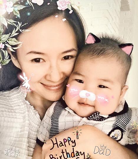 章子怡與愛女「醒醒」齊展露甜美笑容,祝汪峰生日快樂。(微博圖片)章子怡與老公汪峰有女萬事足。(微博圖片) 章子怡與愛女「醒醒」齊展露甜美笑容,祝汪峰生日快樂。(微博圖片)章子怡與老公汪峰有女萬事足。(微博圖片)
