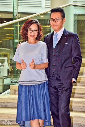 陳松伶與張兆輝拍《全職沒女》合作愉快,兩人都希望劇集添食開拍第二季。(攝影﹕梁迺楠)張振朗拿着手機跟同劇演員羅蘭、王卓淇、楊卓娜、謝東閔及姚瑩瑩玩自拍。(攝影﹕梁迺楠) 陳松伶與張兆輝拍《全職沒女》合作愉快,兩人都希望劇集添食開拍第二季。(攝影﹕梁迺楠)張振朗拿着手機跟同劇演員羅蘭、王卓淇、楊卓娜、謝東閔及姚瑩瑩玩自拍。(攝影﹕梁迺楠)