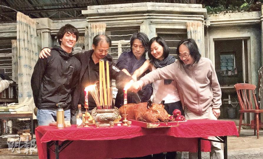 陳法拉(右二)在微博上載與黃子華(中)拜神切燒豬相,祈求演出順利。(微博圖片)羅仲謙與老婆楊怡婚後經常出雙入對曬恩愛。(攝影:鍾偉茵)宋熙年(左起)與高海寧、陳爽支持好友陳法拉演出。(攝影:鍾偉茵)老婆不想上鏡,古巨基獨自接受訪問。(攝影:鍾偉茵) 陳法拉(右二)在微博上載與黃子華(中)拜神切燒豬相,祈求演出順利。(微博圖片)羅仲謙與老婆楊怡婚後經常出雙入對曬恩愛。(攝影:鍾偉茵)宋熙年(左起)與高海寧、陳爽支持好友陳法拉演出。(攝影:鍾偉茵)老婆不想上鏡,古巨基獨自接受訪問。(攝影:鍾偉茵)