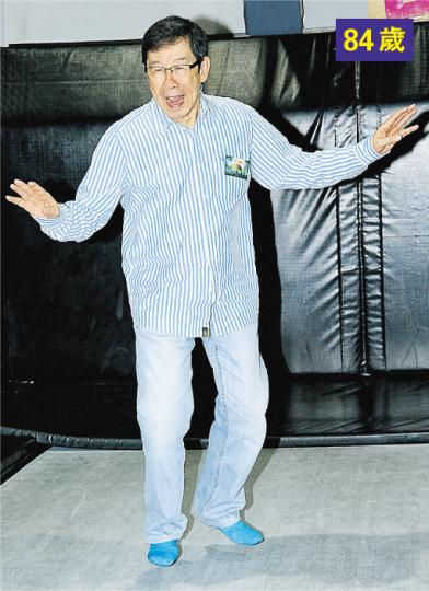 84歲胡楓是眾演員中年紀最大,仍勇於挑戰跳彈牀,果然老而彌堅!(攝影:鍾偉茵)81歲羅蘭身壯力健,跳彈牀無難度。(攝影:鍾偉茵)72歲劉江玩呢啲……似耍功夫。(攝影:鍾偉茵)歐陽震華跳彈牀時好投入,甫士、表情滿分!(攝影:鍾偉茵)新劇《一屋老友記》收視好,胡定欣(右)直言感受到收視福將Bobby的威力。(攝影:鍾偉茵)呂慧儀(左)在劇中與滕麗名(右)常常鬥嘴,笑言連兒子也奇怪為何媽咪一直嗌。(攝影:鍾偉茵)黃文迪撐老婆呂慧儀場,恩愛合照。(攝影:鍾偉茵) 84歲胡楓是眾演員中年紀最大,仍勇於挑戰跳彈牀,果然老而彌堅!(攝影:鍾偉茵)81歲羅蘭身壯力健,跳彈牀無難度。(攝影:鍾偉茵)72歲劉江玩呢啲……似耍功夫。(攝影:鍾偉茵)歐陽震華跳彈牀時好投入,甫士、表情滿分!(攝影:鍾偉茵)新劇《一屋老友記》收視好,胡定欣(右)直言感受到收視福將Bobby的威力。(攝影:鍾偉茵)呂慧儀(左)在劇中與滕麗名(右)常常鬥嘴,笑言連兒子也奇怪為何媽咪一直嗌。(攝影:鍾偉茵)黃文迪撐老婆呂慧儀場,恩愛合照。(攝影:鍾偉茵)
