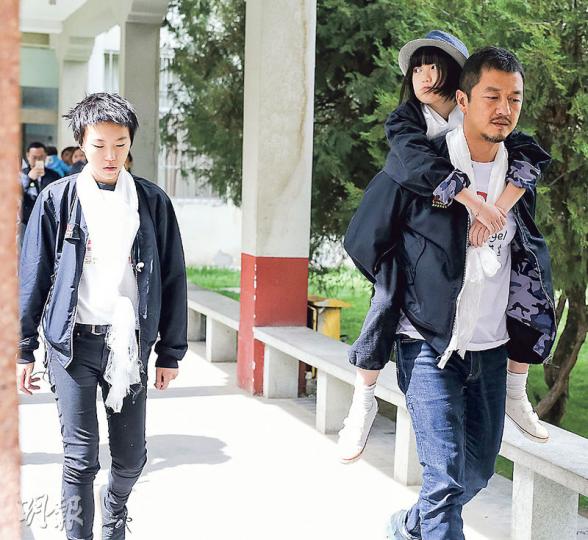 李亞鵬帶竇靖童及李嫣到拉薩行善,李嫣出現高山反應,由爸爸李亞鵬背着行路。(微博圖片)李亞鵬讓李嫣吸氧氣。(微博圖片) 李亞鵬帶竇靖童及李嫣到拉薩行善,李嫣出現高山反應,由爸爸李亞鵬背着行路。(微博圖片)李亞鵬讓李嫣吸氧氣。(微博圖片)