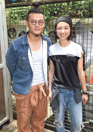 顏卓靈(右)直言不介意與白只情侶檔拍戲,白只卻怕一齊工作會分心。(攝影:黃梓烜)白只(左一)與張繼聰(右一)向前輩萬梓良(左二)及吳家麗(右二)敬茶,萬梓良即笑問:「係咪有新抱茶飲?」令白只好尷尬。(攝影:黃梓烜)張繼聰(左)與王敏奕(右)為新戲《今晚打喪屍》拜神。(攝影:黃梓烜) 顏卓靈(右)直言不介意與白只情侶檔拍戲,白只卻怕一齊工作會分心。(攝影:黃梓烜)白只(左一)與張繼聰(右一)向前輩萬梓良(左二)及吳家麗(右二)敬茶,萬梓良即笑問:「係咪有新抱茶飲?」令白只好尷尬。(攝影:黃梓烜)張繼聰(左)與王敏奕(右)為新戲《今晚打喪屍》拜神。(攝影:黃梓烜)