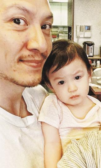 張震抱着囡囡小源寶盡顯父愛。(微博圖片)小源寶轉眼已16個月大,愈大愈可愛,雙眼充滿電力。(微博圖片) 張震抱着囡囡小源寶盡顯父愛。(微博圖片)小源寶轉眼已16個月大,愈大愈可愛,雙眼充滿電力。(微博圖片)