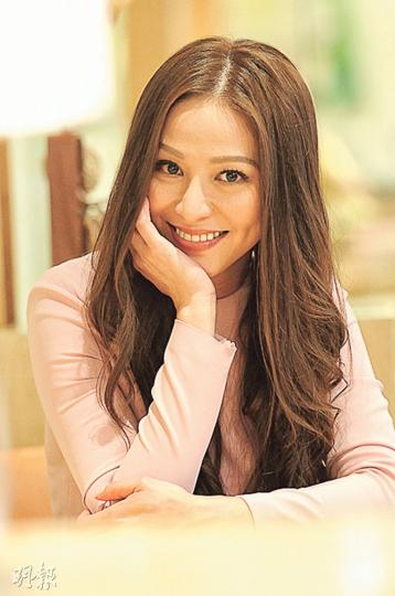 40歲滕麗名婚後更添女人味,坦言與老公都沒有生育計劃。(攝影﹕鍾偉茵) 40歲滕麗名婚後更添女人味,坦言與老公都沒有生育計劃。(攝影﹕鍾偉茵)
