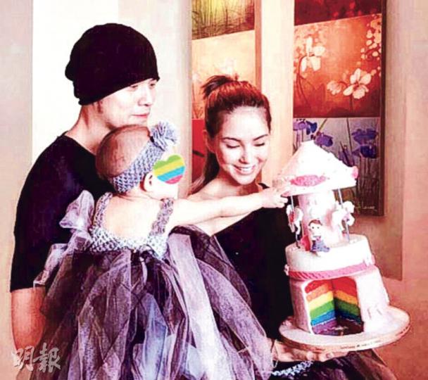 周杰倫與老婆昆凌為囡囡Hathaway慶生,一家三口溫馨幸福。(微博圖片)昆凌抱着囡囡一起整蛋糕,小周周的正面首度曝光,可惜加了效果見不到眼睛。(微博圖片)從周杰倫的童年照發現,他跟女兒的臉形、嘴與鼻也相似。(微博圖片) 周杰倫與老婆昆凌為囡囡Hathaway慶生,一家三口溫馨幸福。(微博圖片)昆凌抱着囡囡一起整蛋糕,小周周的正面首度曝光,可惜加了效果見不到眼睛。(微博圖片)從周杰倫的童年照發現,他跟女兒的臉形、嘴與鼻也相似。(微博圖片)