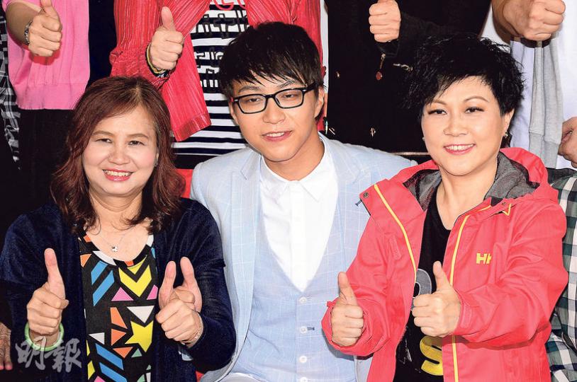 吳業坤媽咪(左)與陳潔靈(右)齊來撐場,原來坤媽樣貌勁似黃翠如。(攝影﹕梁迺楠)坤哥即場自彈自唱,為處男紅館騷造勢。(攝影﹕梁迺楠)坤哥唱完一首歌即滿頭大汗。(攝影﹕梁迺楠)陳潔靈太興奮幾乎跌倒,坤哥即時上前扶起對方,TVB高層樂易玲也到場支持。(攝影﹕梁迺楠) 吳業坤媽咪(左)與陳潔靈(右)齊來撐場,原來坤媽樣貌勁似黃翠如。(攝影﹕梁迺楠)坤哥即場自彈自唱,為處男紅館騷造勢。(攝影﹕梁迺楠)坤哥唱完一首歌即滿頭大汗。(攝影﹕梁迺楠)陳潔靈太興奮幾乎跌倒,坤哥即時上前扶起對方,TVB高層樂易玲也到場支持。(攝影﹕梁迺楠)