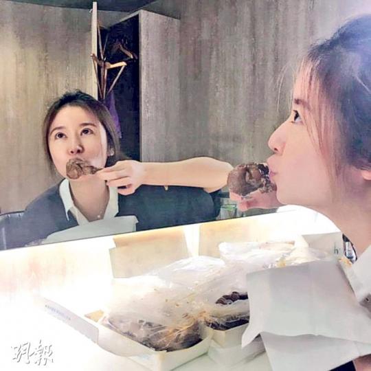 美味的雞髀擺在眼前,月底做新娘的林心如當然要大快朵頤。(微博圖片) 美味的雞髀擺在眼前,月底做新娘的林心如當然要大快朵頤。(微博圖片)