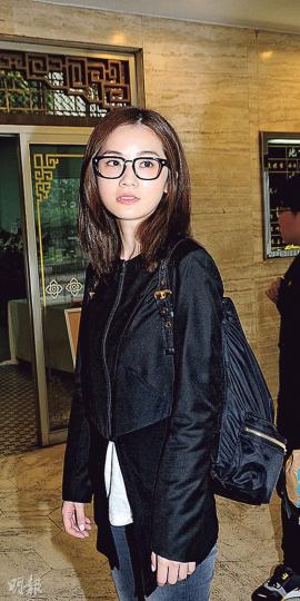 阿Sa一早到達靈堂打點。(攝影:鍾偉茵)Sa媽在男朋友陪同下到達殯儀館。(攝影:鍾偉茵) 阿Sa一早到達靈堂打點。(攝影:鍾偉茵)Sa媽在男朋友陪同下到達殯儀館。(攝影:鍾偉茵)