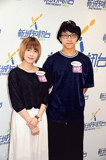 坤哥與盤菜瑩子合作廣播劇,大讚對方聲線和人都一樣甜美。(攝影鎅O者﹕陳釗) 坤哥與盤菜瑩子合作廣播劇,大讚對方聲線和人都一樣甜美。(攝影鎅O者﹕陳釗)