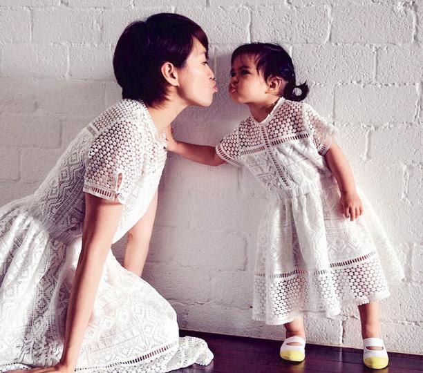 梁詠琪與愛女Sofia齊齊嘟嘴親親,兩母女萌爆。(微博圖片)梁詠琪與囡囡穿上母女裝合照,好溫馨。(微博圖片) 梁詠琪與愛女Sofia齊齊嘟嘴親親,兩母女萌爆。(微博圖片)梁詠琪與囡囡穿上母女裝合照,好溫馨。(微博圖片)