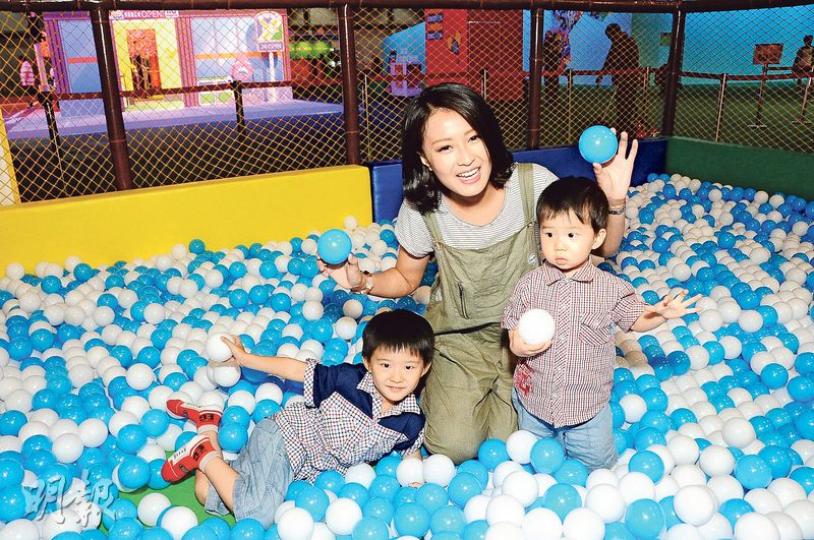 陳倩揚帶兩個囝囝5歲的羲廷及1歲半的羲穎一齊去荔園玩,享受暑假,而大型的「彩虹波波池」令兩兄弟樂而忘返。(攝影:鍾偉茵)糖妹決戰大笨象,雖然身高輸蝕,但眼界非常準,餵蕉成功!(攝影:鍾偉茵)陳倩揚大仔羲廷(左)及細仔羲穎同樣是愛車之人,玩車車愛不釋手。(攝影:鍾偉茵)羲廷坐在迷你巴士上跟媽媽陳倩揚、細佬羲穎齊齊拍照留念。(攝影:鍾偉茵)碰碰車撞來撞去,糖妹玩得非常投入。(攝影:鍾偉茵)荔園吉祥物怎少得這隻恐龍仔DINO?糖妹與DINO比身高,場面搞笑。(攝影:鍾偉茵)羲廷運動細胞不俗,射籃球有姿 陳倩揚帶兩個囝囝5歲的羲廷及1歲半的羲穎一齊去荔園玩,享受暑假,而大型的「彩虹波波池」令兩兄弟樂而忘返。(攝影:鍾偉茵)糖妹決戰大笨象,雖然身高輸蝕,但眼界非常準,餵蕉成功!(攝影:鍾偉茵)陳倩揚大仔羲廷(左)及細仔羲穎同樣是愛車之人,玩車車愛不釋手。(攝影:鍾偉茵)羲廷坐在迷你巴士上跟媽媽陳倩揚、細佬羲穎齊齊拍照留念。(攝影:鍾偉茵)碰碰車撞來撞去,糖妹玩得非常投入。(攝影:鍾偉茵)荔園吉祥物怎少得這隻恐龍仔DINO?糖妹與DINO比身高,場面搞笑。(攝影:鍾偉茵)羲廷運動細胞不俗,射籃球有姿