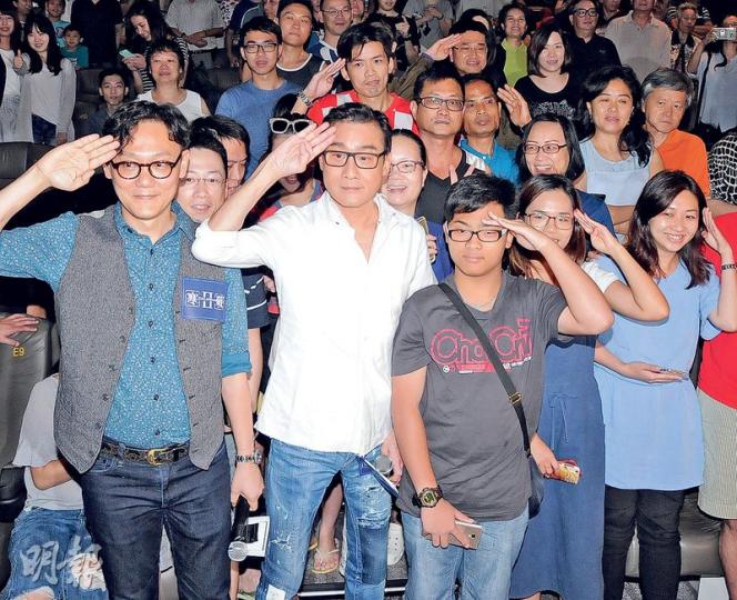 梁家輝(左二)與導演陸劍青(左一)到戲院為《寒戰2》謝票,做敬禮手勢跟觀眾留影。(攝影鎅O者:林祖傑) 梁家輝(左二)與導演陸劍青(左一)到戲院為《寒戰2》謝票,做敬禮手勢跟觀眾留影。(攝影鎅O者:林祖傑)