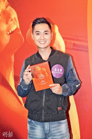 鄭俊弘推出演唱會合輯,承諾銷量破1萬,再開騷回饋樂迷。(攝影:鍾偉茵)Fred跟200撐場粉絲開心合照。他透露正錄新碟,推出日期未定。(攝影:鍾偉茵) 鄭俊弘推出演唱會合輯,承諾銷量破1萬,再開騷回饋樂迷。(攝影:鍾偉茵)Fred跟200撐場粉絲開心合照。他透露正錄新碟,推出日期未定。(攝影:鍾偉茵)
