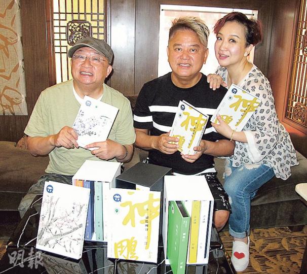 黃杏秀(右起)、陳百祥及蕭潮順齊齊宣傳今年書展推出的《神鵰俠侶》發聲書。(攝影鎅O者:柯美) 黃杏秀(右起)、陳百祥及蕭潮順齊齊宣傳今年書展推出的《神鵰俠侶》發聲書。(攝影鎅O者:柯美)