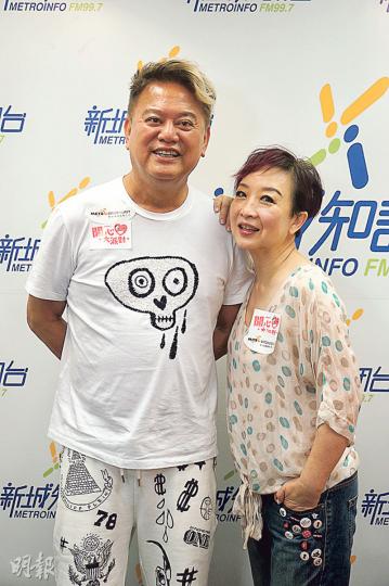 阿叻與太太黃杏秀會聲演《射雕英雄傳》歐陽鋒與黃蓉。(攝影鎅O者﹕楊安莉) 阿叻與太太黃杏秀會聲演《射雕英雄傳》歐陽鋒與黃蓉。(攝影鎅O者﹕楊安莉)