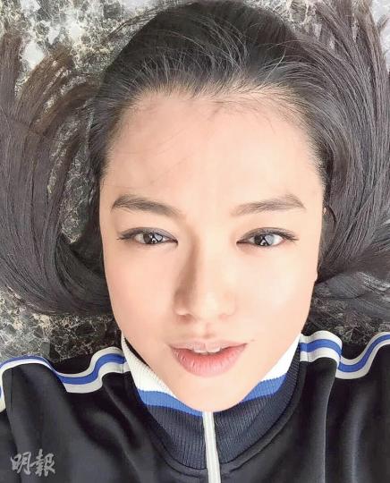 李珊珊神隱6年,終於在網上公開無遮掩的正面照,她精神奕奕自拍,留言承諾再見大家時不會再穿運動服。(微博圖片)李珊珊大騷修長美腿派福利。(微博圖片)李珊珊自言並非好狀態,不會360度無死角,但照片沒有修圖。(微博圖片) 李珊珊神隱6年,終於在網上公開無遮掩的正面照,她精神奕奕自拍,留言承諾再見大家時不會再穿運動服。(微博圖片)李珊珊大騷修長美腿派福利。(微博圖片)李珊珊自言並非好狀態,不會360度無死角,但照片沒有修圖。(微博圖片)
