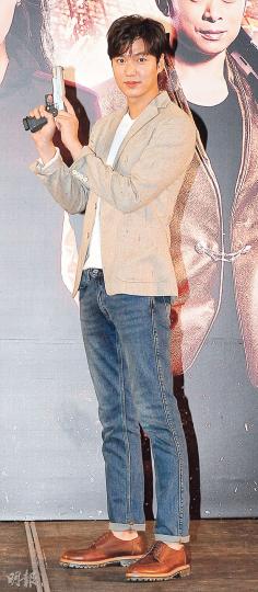 李敏鎬來港宣傳新戲,一現身已惹粉絲尖叫,他非常識做以廣東話打招呼,說「好耐無見」。(攝影:鍾偉茵)李敏鎬揸槍擺甫士影相型爆。(攝影:鍾偉茵)逾300粉絲擠滿幾層商場一睹男神風采。(攝影:鍾偉茵)戴黑超的李敏鎬離開機場時走近粉絲堆握手、收禮物,又不忘向傳媒揮手。(攝影:鍾偉茵)李敏鎬(右)與女主角唐嫣宣傳《賞金獵人》時表現合拍。(攝影:鍾偉茵)樊少皇(右起)、吳千語及徐正曦分享拍攝的點滴。(攝影:鍾偉茵) 李敏鎬來港宣傳新戲,一現身已惹粉絲尖叫,他非常識做以廣東話打招呼,說「好耐無見」。(攝影:鍾偉茵)李敏鎬揸槍擺甫士影相型爆。(攝影:鍾偉茵)逾300粉絲擠滿幾層商場一睹男神風采。(攝影:鍾偉茵)戴黑超的李敏鎬離開機場時走近粉絲堆握手、收禮物,又不忘向傳媒揮手。(攝影:鍾偉茵)李敏鎬(右)與女主角唐嫣宣傳《賞金獵人》時表現合拍。(攝影:鍾偉茵)樊少皇(右起)、吳千語及徐正曦分享拍攝的點滴。(攝影:鍾偉茵)