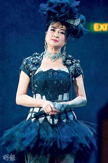 薰妮為要跟歌迷傾偈,音樂響起時急叫停。(攝影﹕梁迺楠)鄭俊弘(左起)、許廷鏗及胡鴻鈞為今次演出,苦練了數星期。(攝影﹕梁迺楠)坐在輪椅的盧國沾與一眾歌迷出台謝幕。(攝影﹕梁迺楠) 薰妮為要跟歌迷傾偈,音樂響起時急叫停。(攝影﹕梁迺楠)鄭俊弘(左起)、許廷鏗及胡鴻鈞為今次演出,苦練了數星期。(攝影﹕梁迺楠)坐在輪椅的盧國沾與一眾歌迷出台謝幕。(攝影﹕梁迺楠)
