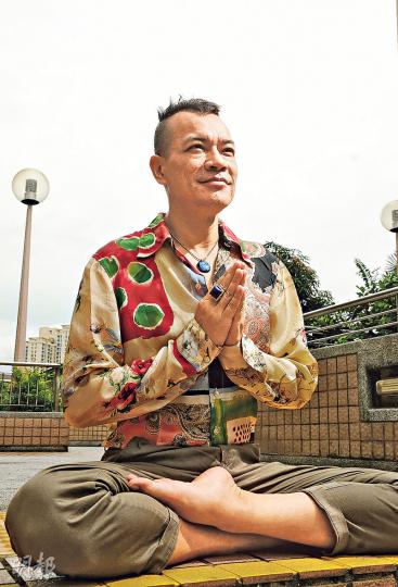 洪朝豐透過打坐感覺重生,有自我滿足感;他準備在巴黎教人打坐。(攝影﹕孫華中)要放下17年的精神病包袱,相信在巴黎不會有人在他面前重提「我一隻手指捽死你」。(攝影﹕孫華中) 洪朝豐透過打坐感覺重生,有自我滿足感;他準備在巴黎教人打坐。(攝影﹕孫華中)要放下17年的精神病包袱,相信在巴黎不會有人在他面前重提「我一隻手指捽死你」。(攝影﹕孫華中)