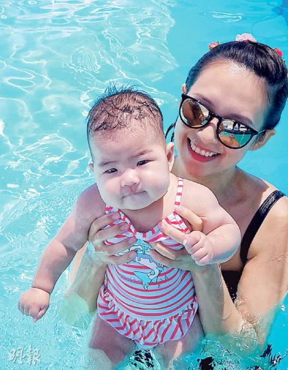 章子怡的女兒「醒醒」已7個月大,肥嘟嘟好可愛。(微博圖片)章子怡跟囡囡親嘴,母女好溫馨。(微博圖片) 章子怡的女兒「醒醒」已7個月大,肥嘟嘟好可愛。(微博圖片)章子怡跟囡囡親嘴,母女好溫馨。(微博圖片)