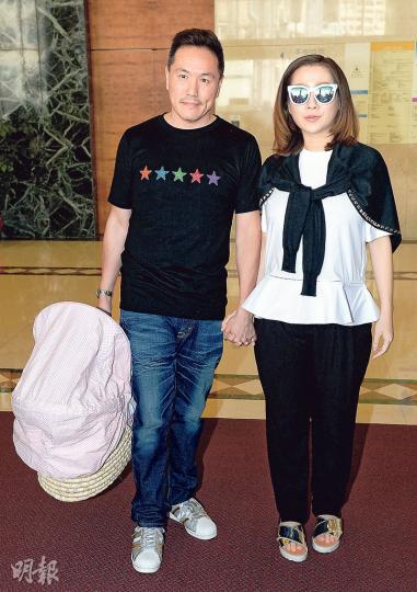 關心妍產後出院,上圍及腰間均豐滿,楊長智一手拖實老婆,一手挽着載了囡囡楊榮心的嬰兒籃,一家三口好幸福。(攝影:黃梓烜)B女楊榮心在嬰兒籃內甜睡。(攝影:黃梓烜) 關心妍產後出院,上圍及腰間均豐滿,楊長智一手拖實老婆,一手挽着載了囡囡楊榮心的嬰兒籃,一家三口好幸福。(攝影:黃梓烜)B女楊榮心在嬰兒籃內甜睡。(攝影:黃梓烜)