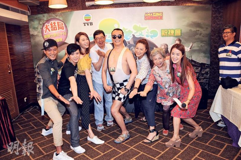 《一屋老友記》最高收視錄得32點,一眾演員Bobby、羅蘭、修哥及呂慧儀等開心慶祝。(攝影鎅O者﹕梁榮達)Bobby兌現承諾穿22年前的泳衣狂擺甫士。(攝影鎅O者﹕梁榮達)修哥與Bobby當眾嘴對嘴,認真搞笑。(攝影鎅O者﹕梁榮達) 《一屋老友記》最高收視錄得32點,一眾演員Bobby、羅蘭、修哥及呂慧儀等開心慶祝。(攝影鎅O者﹕梁榮達)Bobby兌現承諾穿22年前的泳衣狂擺甫士。(攝影鎅O者﹕梁榮達)修哥與Bobby當眾嘴對嘴,認真搞笑。(攝影鎅O者﹕梁榮達)