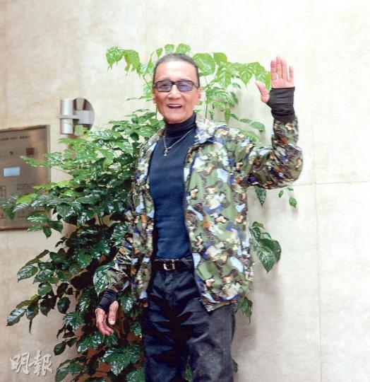 謝賢下月80歲牛一,記者祝他生日快樂,他即開心說多謝,又向記者揮手,心情靚爆。(攝影:劉永銳)四哥(右)與女兒婷婷(左)齊齊到霆鋒中環半山的寓所開派對。婷婷手持玩具連鎖店包裝的禮物,是否送給8月2日生日的Lucas?(攝影:劉永銳)狄波拉與老公鬍鬚Kong坐車離開時,跟記者揮手說再見。(攝影:劉永銳) 謝賢下月80歲牛一,記者祝他生日快樂,他即開心說多謝,又向記者揮手,心情靚爆。(攝影:劉永銳)四哥(右)與女兒婷婷(左)齊齊到霆鋒中環半山的寓所開派對。婷婷手持玩具連鎖店包裝的禮物,是否送給8月2日生日的Lucas?(攝影:劉永銳)狄波拉與老公鬍鬚Kong坐車離開時,跟記者揮手說再見。(攝影:劉永銳)