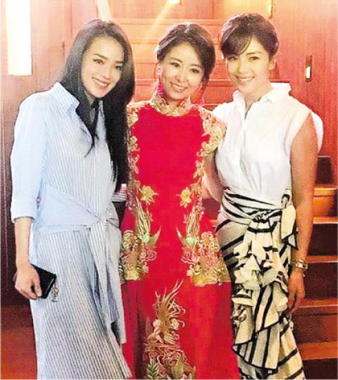 舒淇(左)與劉濤(右)飛往峇里,親自見證林心如(中)結婚的大喜日子。(微博圖片) 舒淇(左)與劉濤(右)飛往峇里,親自見證林心如(中)結婚的大喜日子。(微博圖片)